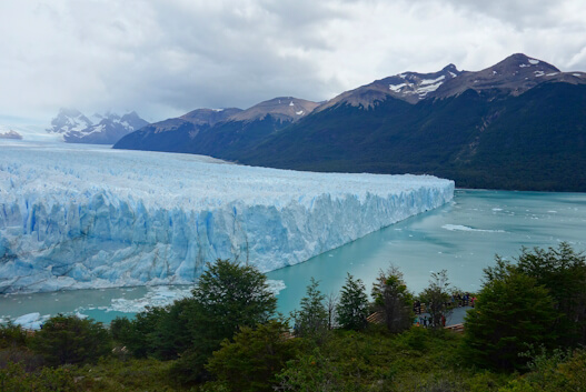 Glaciar Perito Moreno, Argentina, com paredes de gelo azul sobre o Lago Argentino